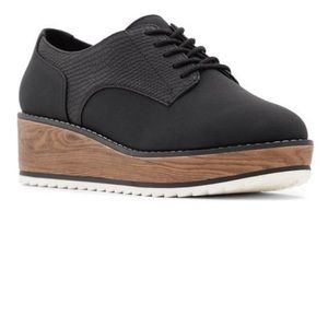 Call it Spring black wedge